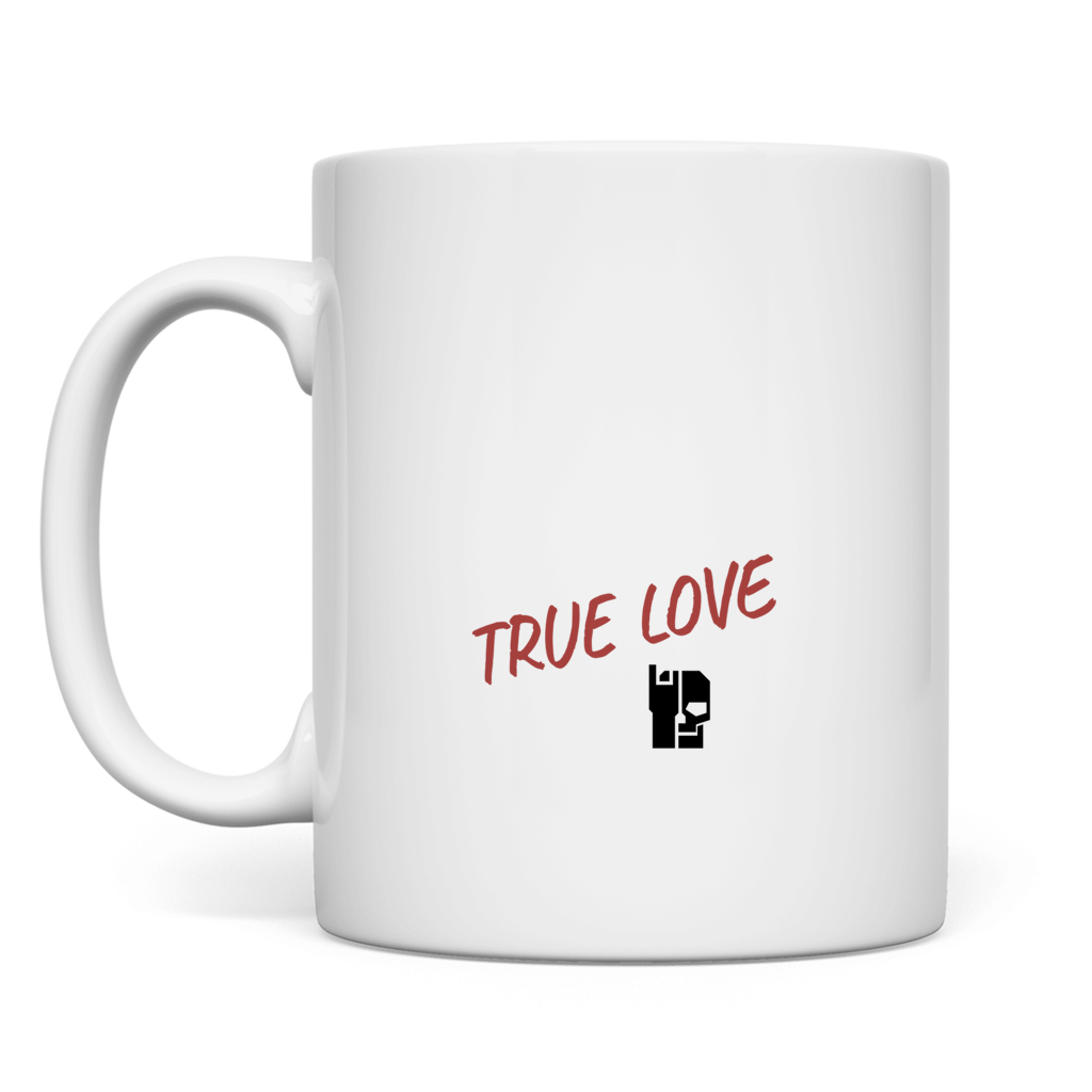 Weiße Tasse mit Aufdruck „TRUE LOVE“ in Rot und schwarzem Symbol