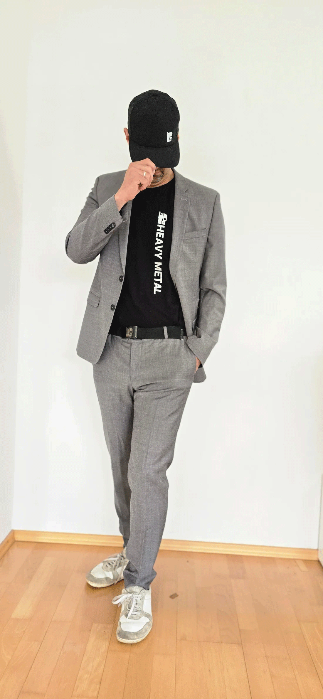 Mann in grauem Business-Anzug mit schwarzem Heavy-Metal T-Shirt von Branded and United aus der Simple-Line