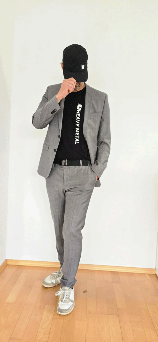 Mann in grauem Business-Anzug mit schwarzem Heavy-Metal T-Shirt von Branded and United aus der Simple-Line