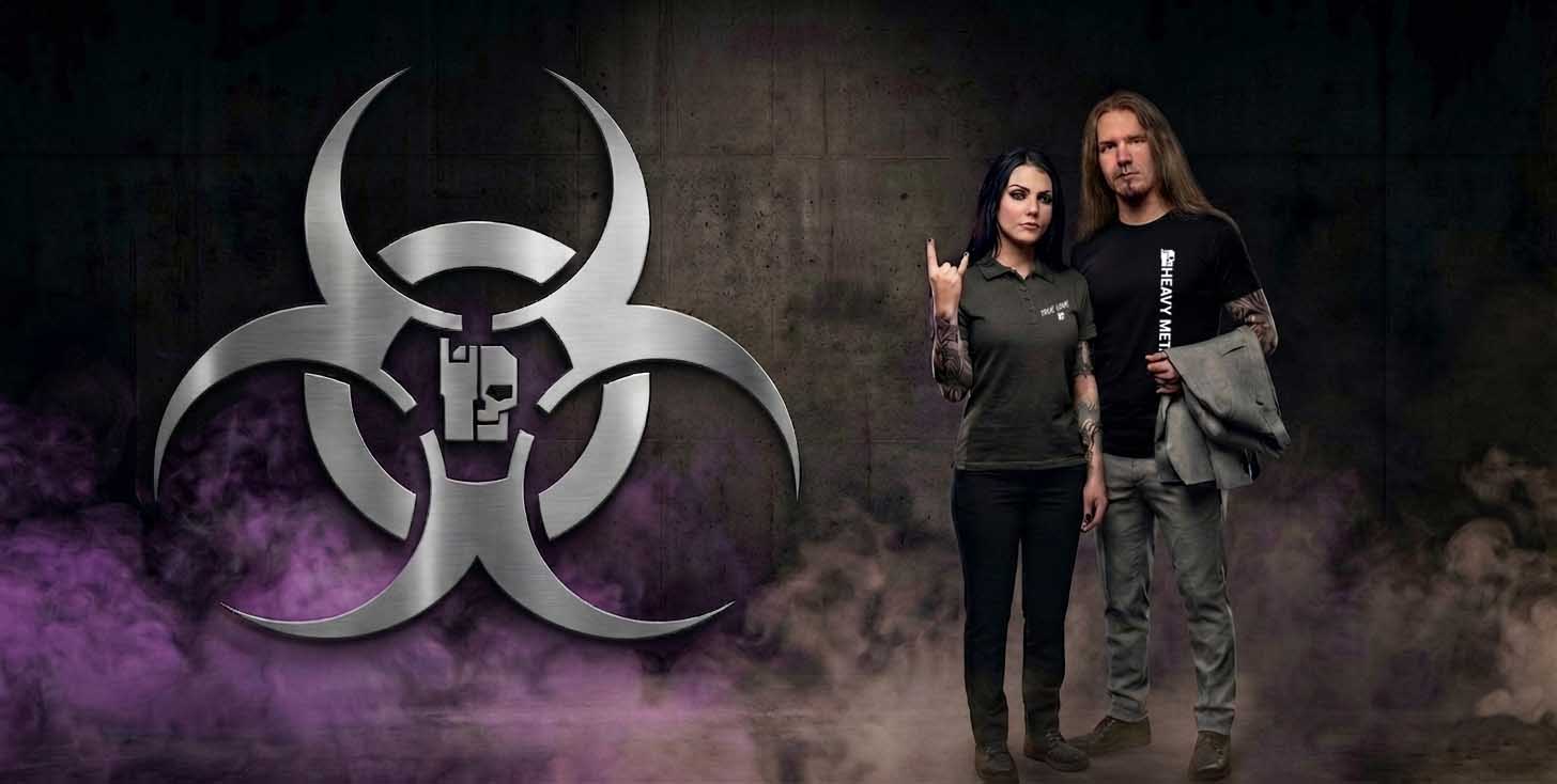 Studiofoto (KI-generiert) vor Betonhintergrund. Links ein großes, metallisches Biohazard-Logo mit Totenkopf. Rechts eine Frau mit schwarzen Haaren und Metal-Geste sowie ein Mann mit blonden Haaren in schwarzer Kleidung. Stimmungsvoller violetter Rauch am Boden.
