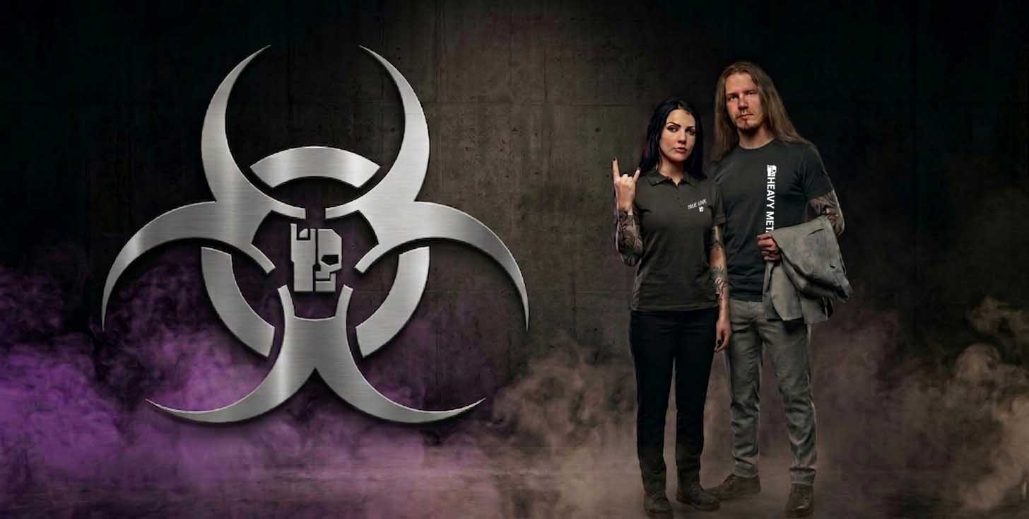 Branded and United: Ein metallisches Biohazard-Totenkopf-Logo neben zwei authentischen Metalheads, die hochwertige und dezente Metal-Kleidung für den Alltag und das Büro präsentieren. Die ultimative Dark Streetwear für die Szene.