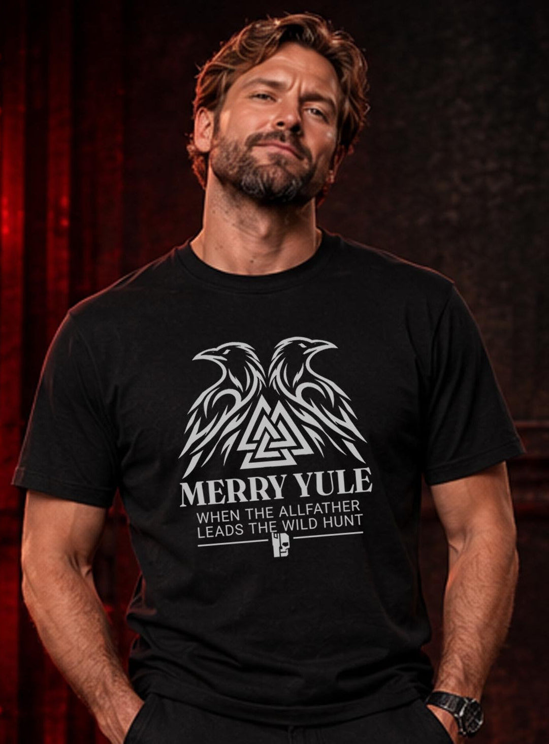 Mann trägt schwarzes Herren-T-Shirt mit weißem Raben- und Merry-Yule-Aufdruck